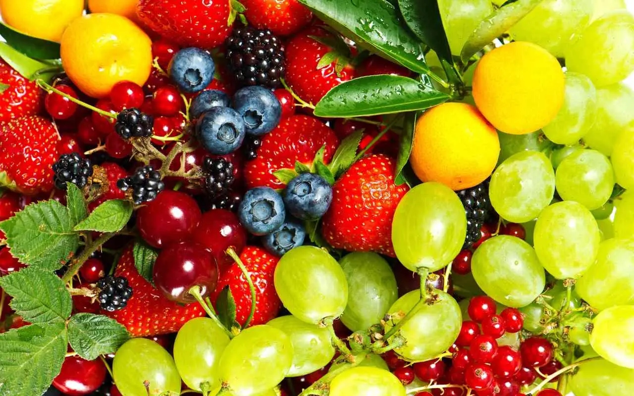 Mangiare frutta prima dei pasti per dimagrire: ecco perché funziona davvero Mangiare frutta prima dei pasti per dimagrire: ecco perché funziona davvero