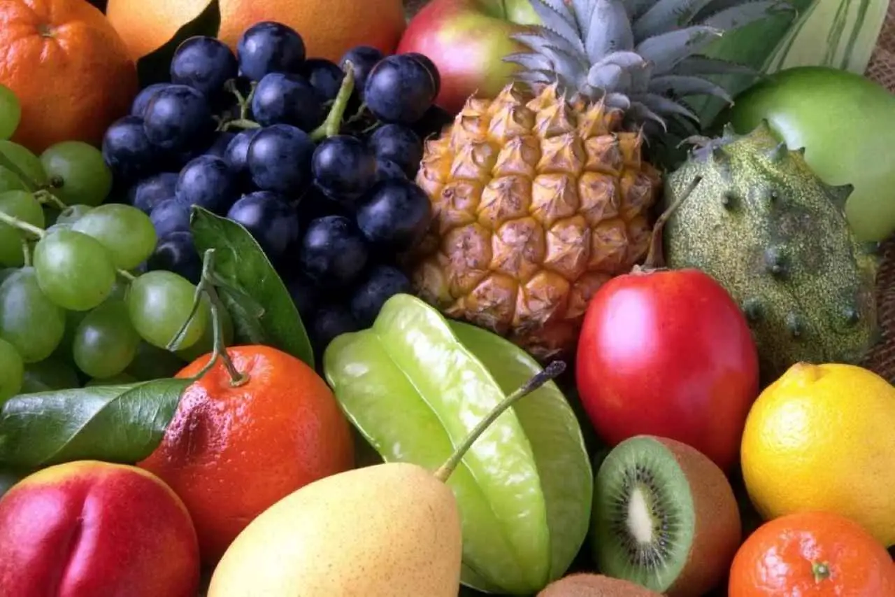 Mangiare frutta prima dei pasti per dimagrire: ecco perché funziona davvero Mangiare frutta prima dei pasti per dimagrire: ecco perché funziona davvero