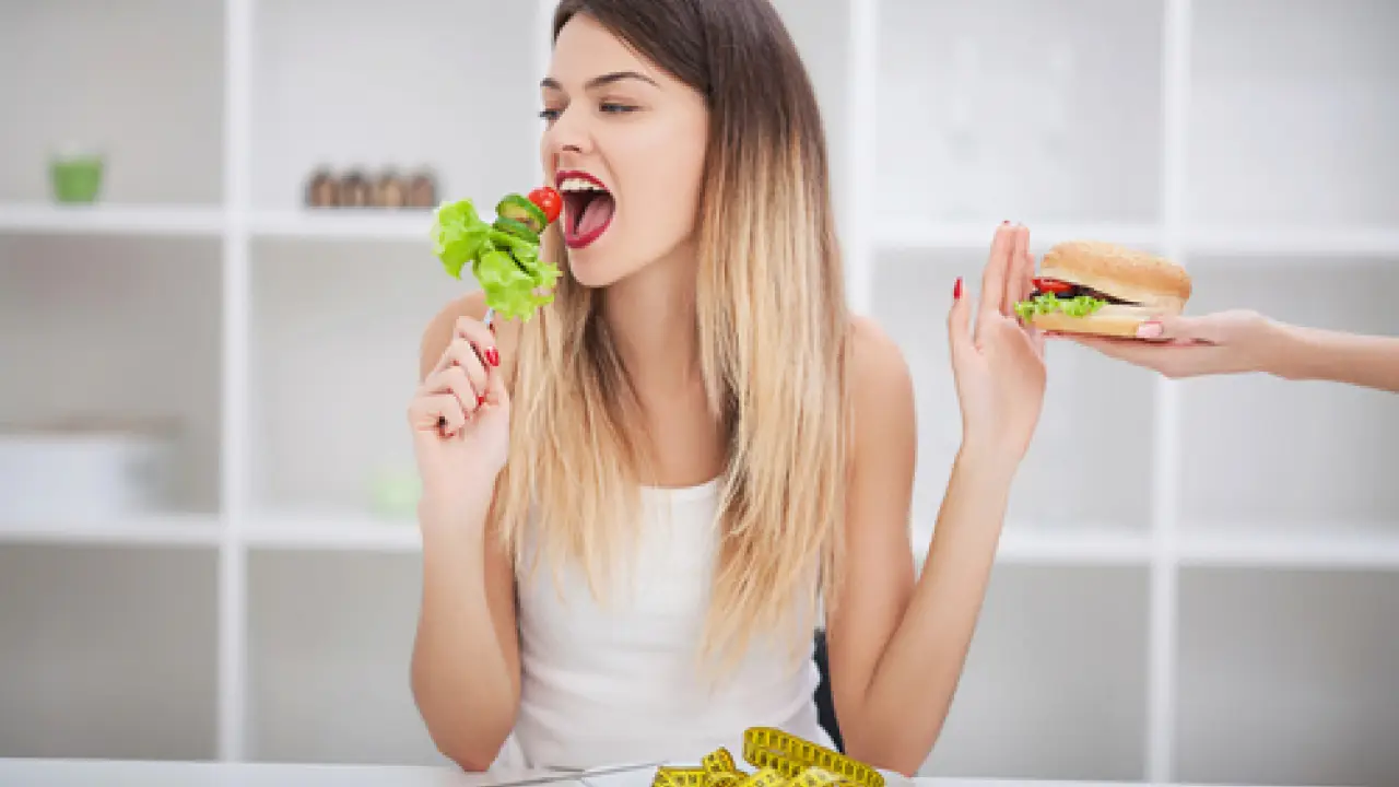 Cosa non mangiare a pranzo dopo i 40 anni per perdere peso in modo efficace Cosa non mangiare a pranzo dopo i 40 anni per perdere peso in modo efficace