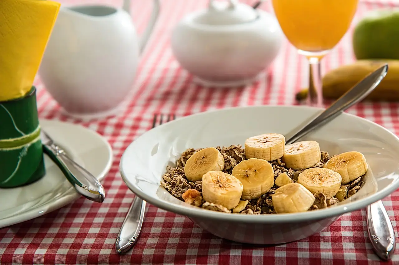 Banana a colazione tutti i giorni: benefici e rischi secondo la nutrizionista Banana a colazione tutti i giorni: benefici e rischi secondo la nutrizionista