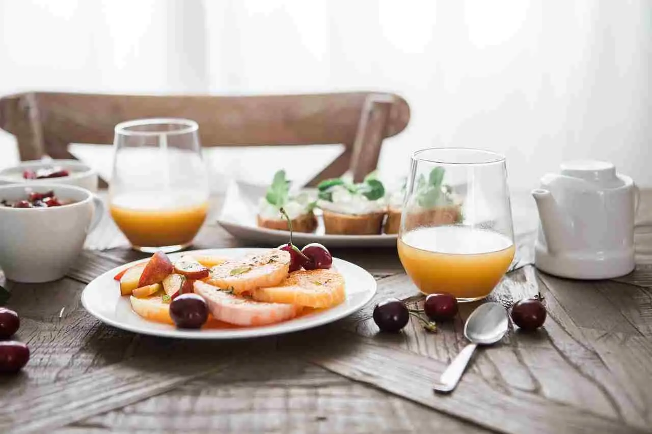 Banana a colazione tutti i giorni: benefici e rischi secondo la nutrizionista Banana a colazione tutti i giorni: benefici e rischi secondo la nutrizionista