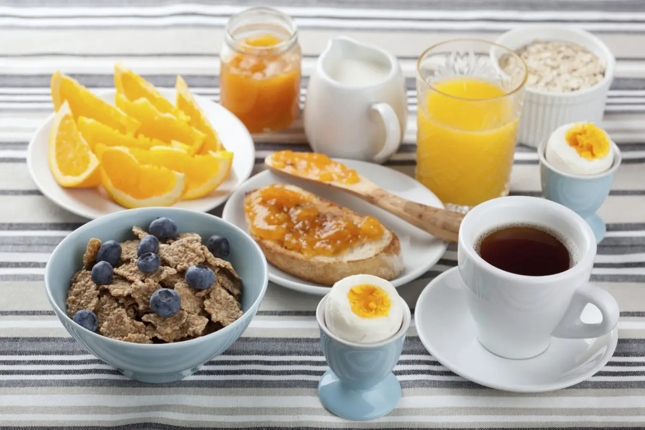 Banana a colazione tutti i giorni: benefici e rischi secondo la nutrizionista Banana a colazione tutti i giorni: benefici e rischi secondo la nutrizionista