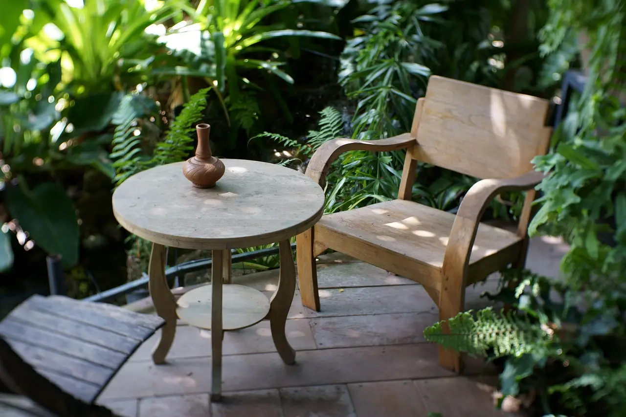 Crea una zona relax verde in giardino con mobili riciclati: le migliori idee green per l’estate 2025 Crea una zona relax verde in giardino con mobili riciclati: le migliori idee green per l’estate 2025