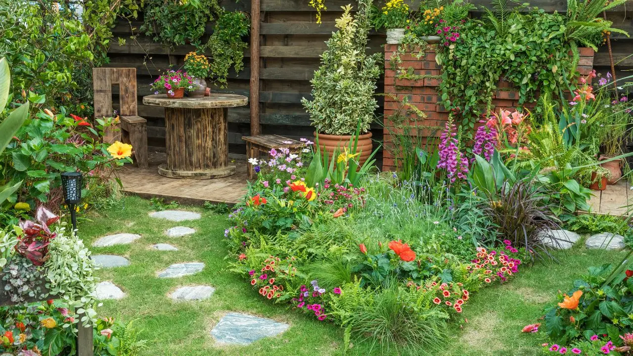 Crea una zona relax verde in giardino con mobili riciclati: le migliori idee green per l’estate 2025 Crea una zona relax verde in giardino con mobili riciclati: le migliori idee green per l’estate 2025