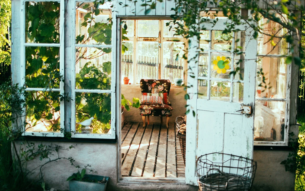 Crea una zona relax in giardino con mobili riciclati: le idee green più originali consigliate dagli esperti per l’estate 2025 Crea una zona relax in giardino con mobili riciclati: le idee green più originali consigliate dagli esperti per l’estate 2025